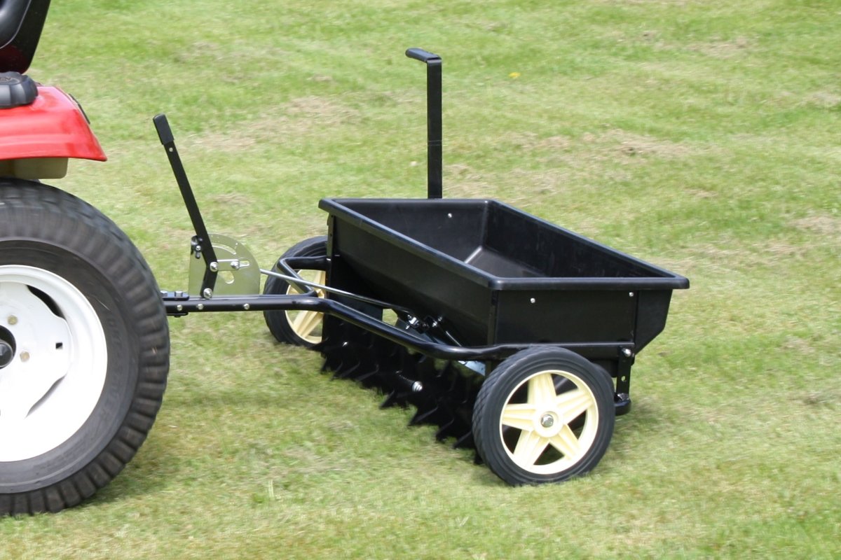 Tow aerator - scarifier and 45 l spreader
