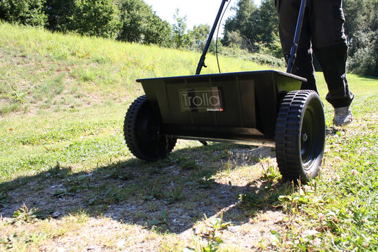 Stumjams smilšu, sāls un mēslojuma kaisītājs, 25 l ar plastmasas riteņiem